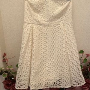 💍White strappless dress